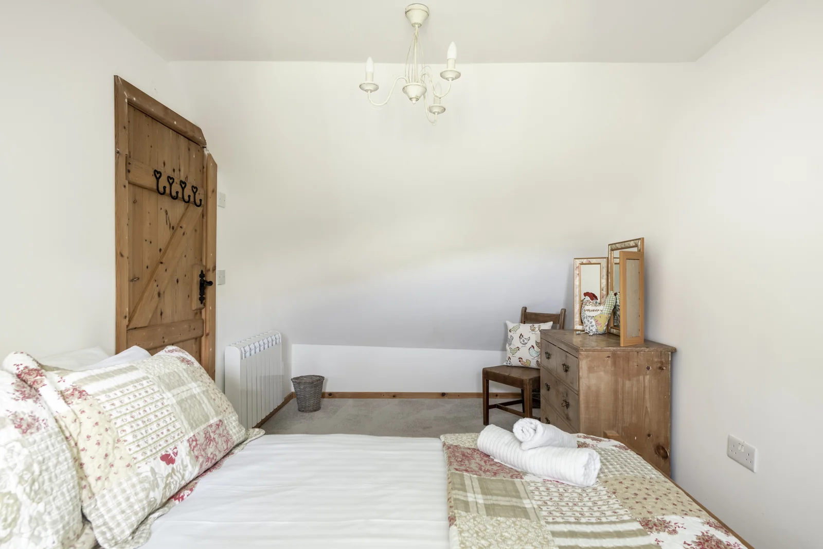 Upstairs double bedroom, reverse view